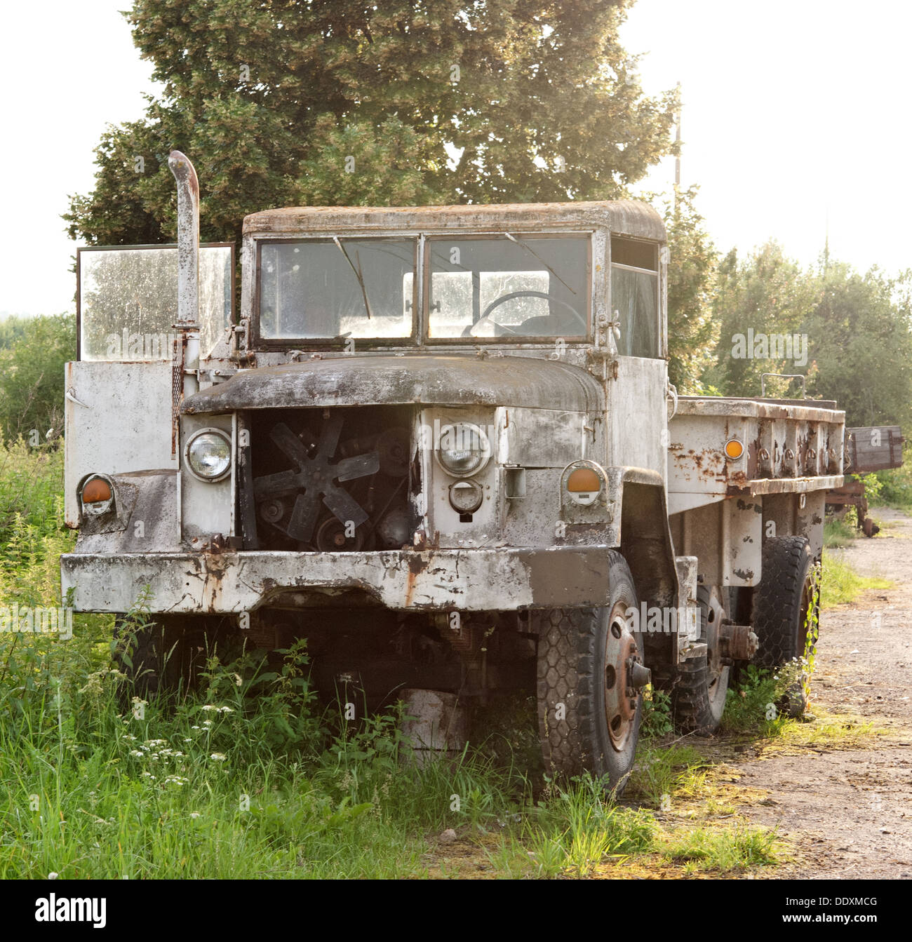 ein Militär-LKW ist im Bereich vernachlässigt. Stockfoto