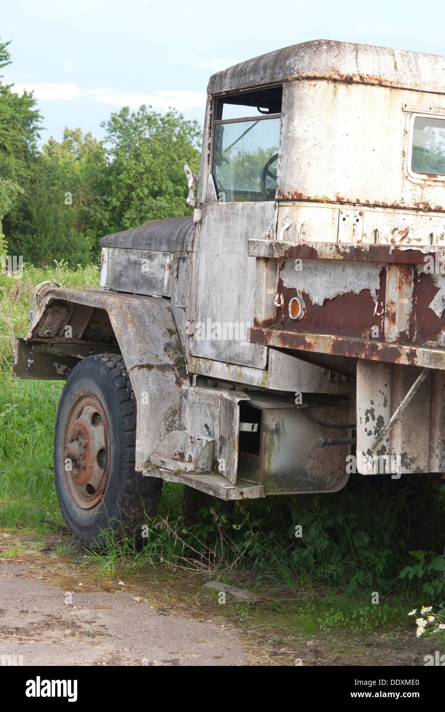 ein Militär-LKW ist im Bereich vernachlässigt. Stockfoto