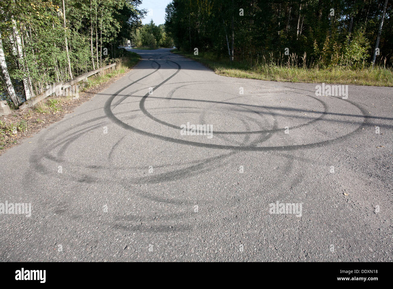 Bremsspuren auf der Straße, Finnland Stockfoto
