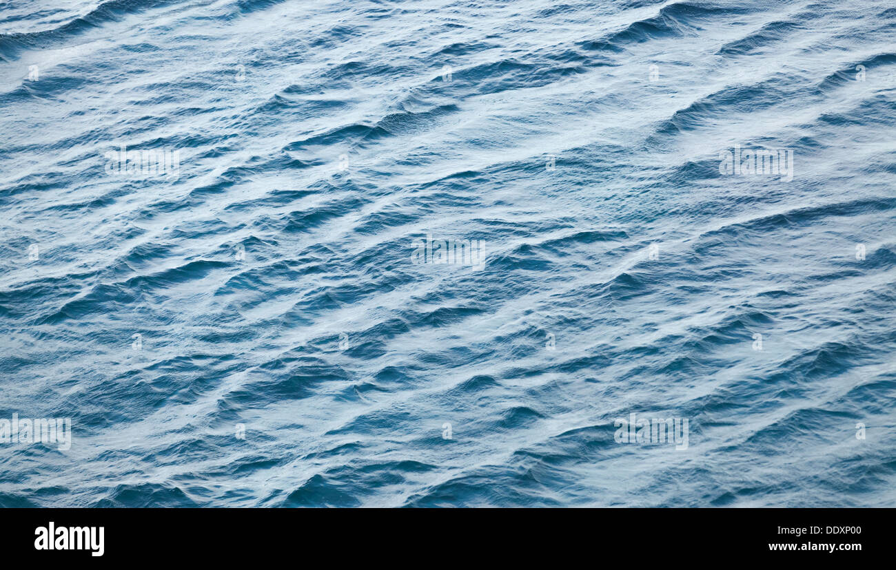 Blaues Meer-Wasser-Oberfläche. Natürliche Foto Hintergrundtextur Stockfoto