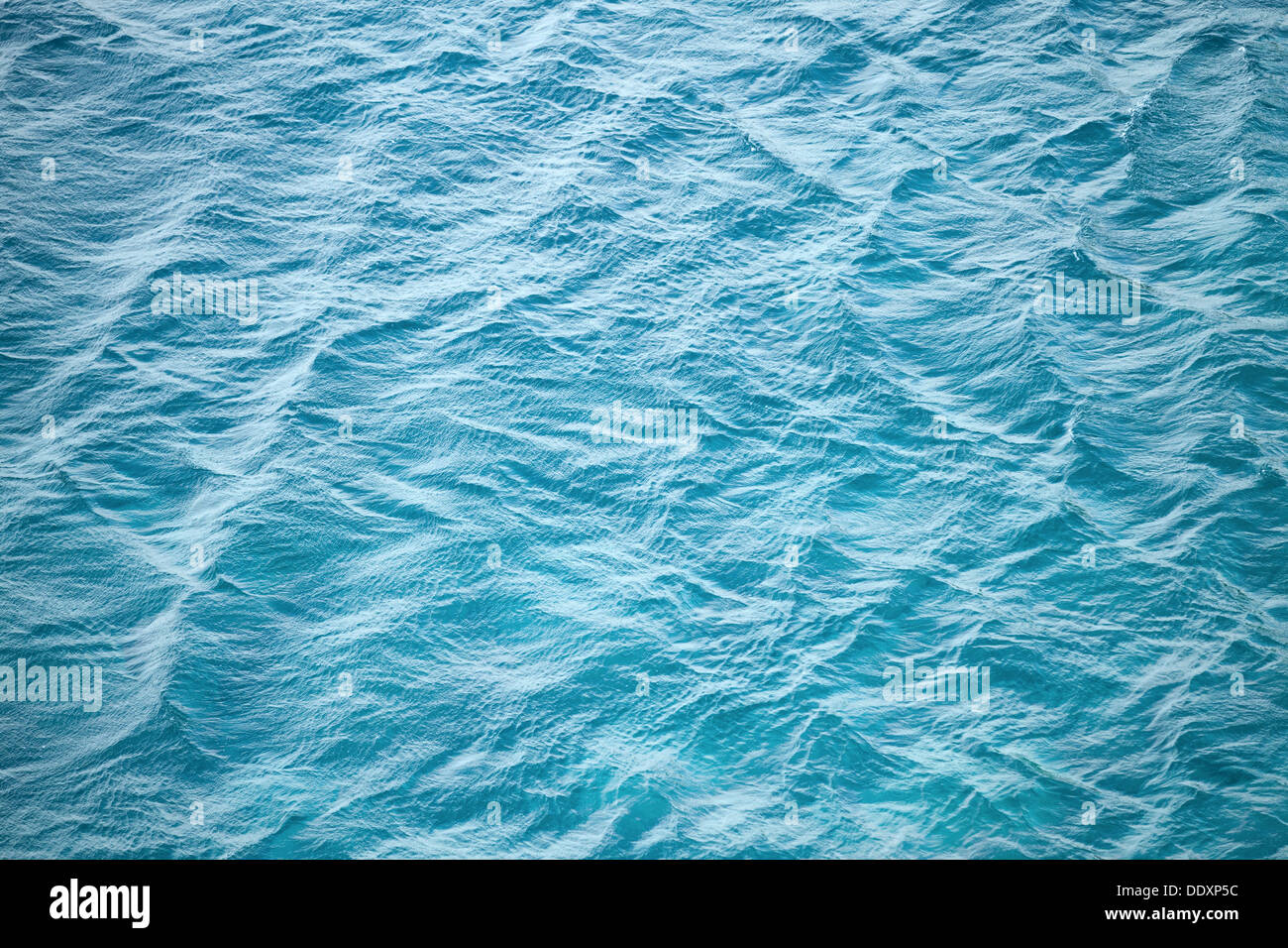 Blaues Meer Wasser Foto Hintergrundtextur mit Kräuselung Stockfoto