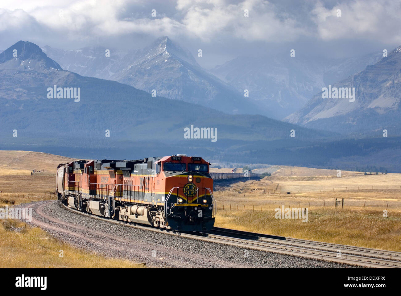 Güterzug in den Ebenen von Montana in der Nähe der Rocky Front Bergketten des Glacier National Park, USA Stockfoto