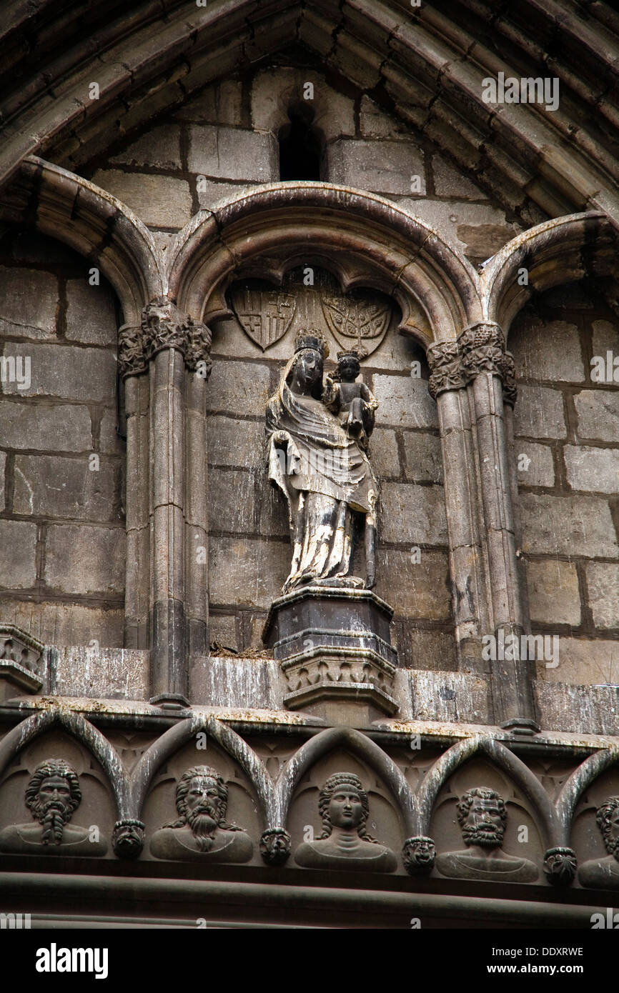 Ornamente über dem Haupteingang, die Kirche Santa Maria del Pi, Barcelona, Spanien, 2007. Künstler: Samuel Magál Stockfoto