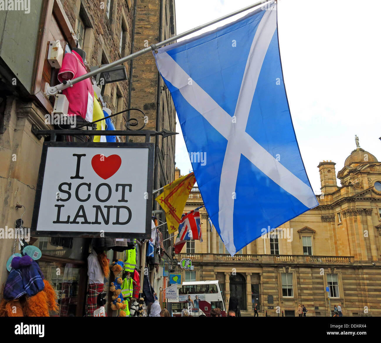 Ich liebe Scot Land shop Edinburgh Schottland Großbritannien mit Schottischer Flagge saltire weißes Kreuz auf blauem Hintergrund Stockfoto
