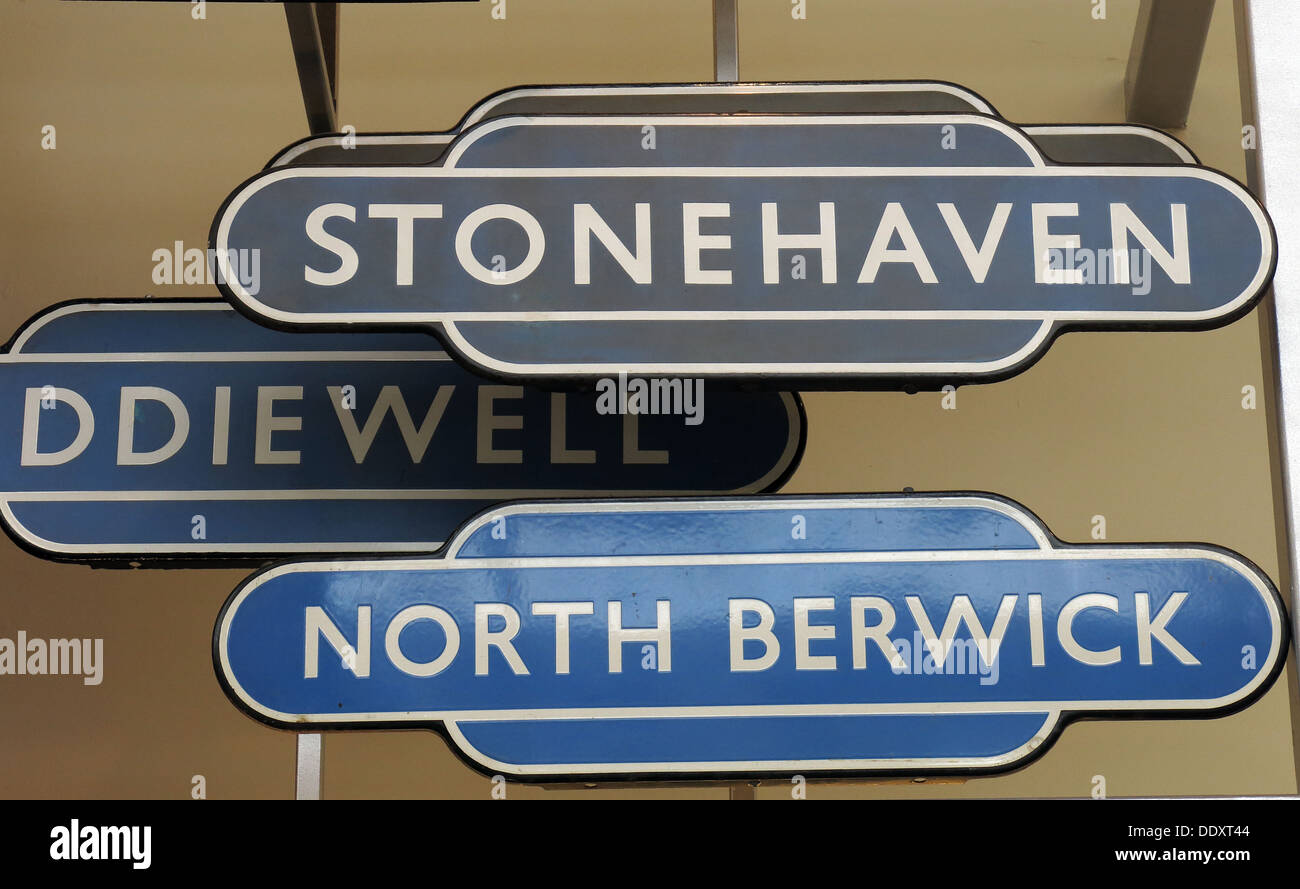 Alte schottische Bahnhof unterschreibt in blauen und grauen North Berwick Stonehaven Stockfoto