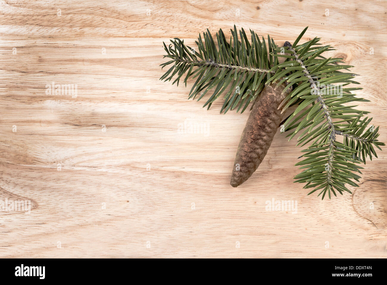 Weihnachten Dekoration Tannenzweigen und Kegel über Holz Hintergrund Stockfoto