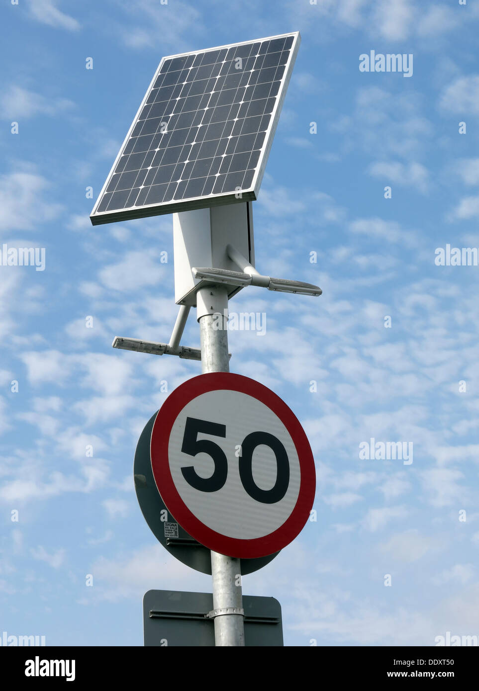 Solar powered Stadtmöbel Geschwindigkeit 50 km/h Schild, Lymm, Warrington, Cheshire, England, UK Stockfoto