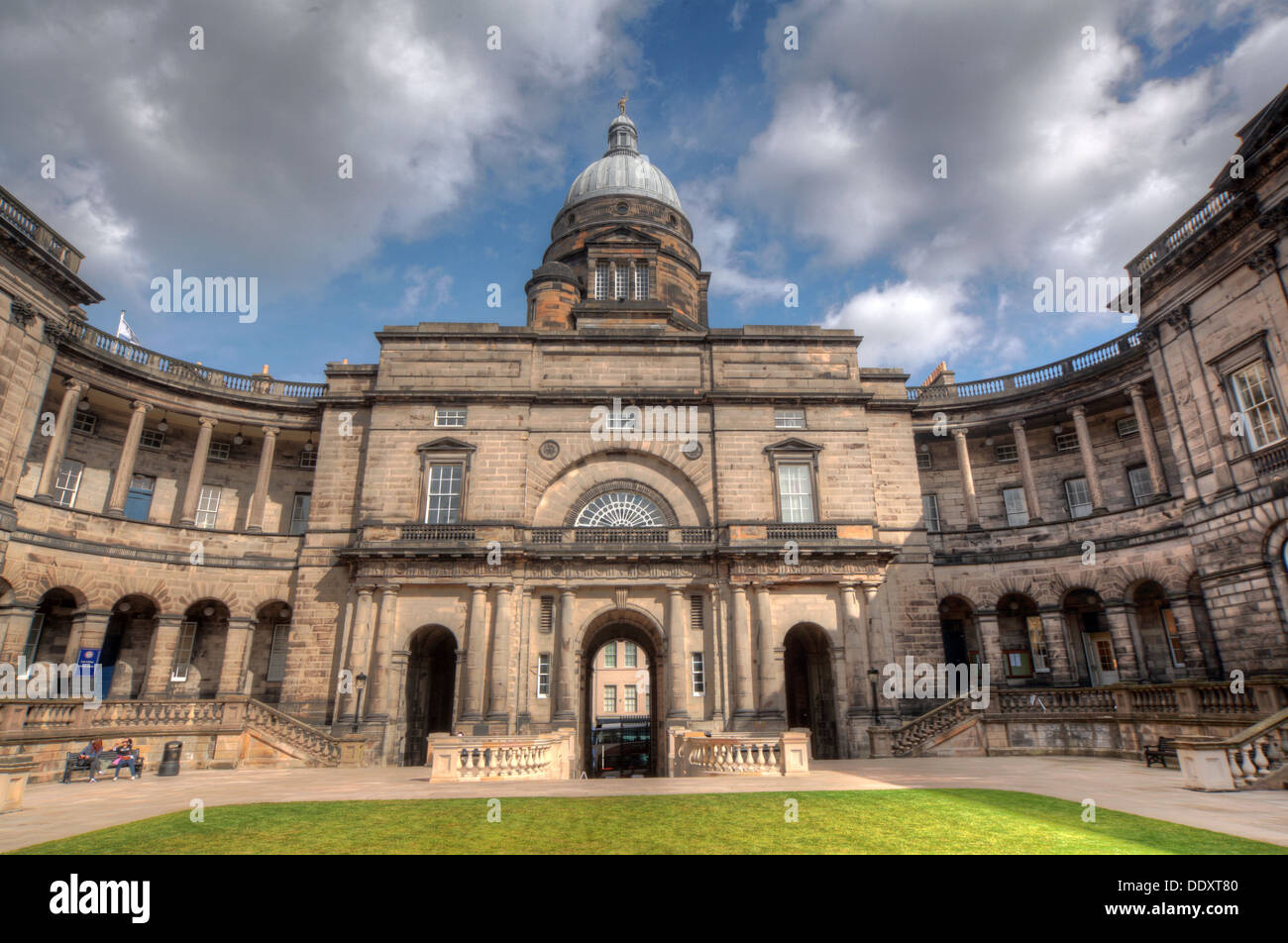 Turm/Kuppel an der Edinburgh University, South College, Lothian Scotland UK, im Sommer Weitblick Stockfoto