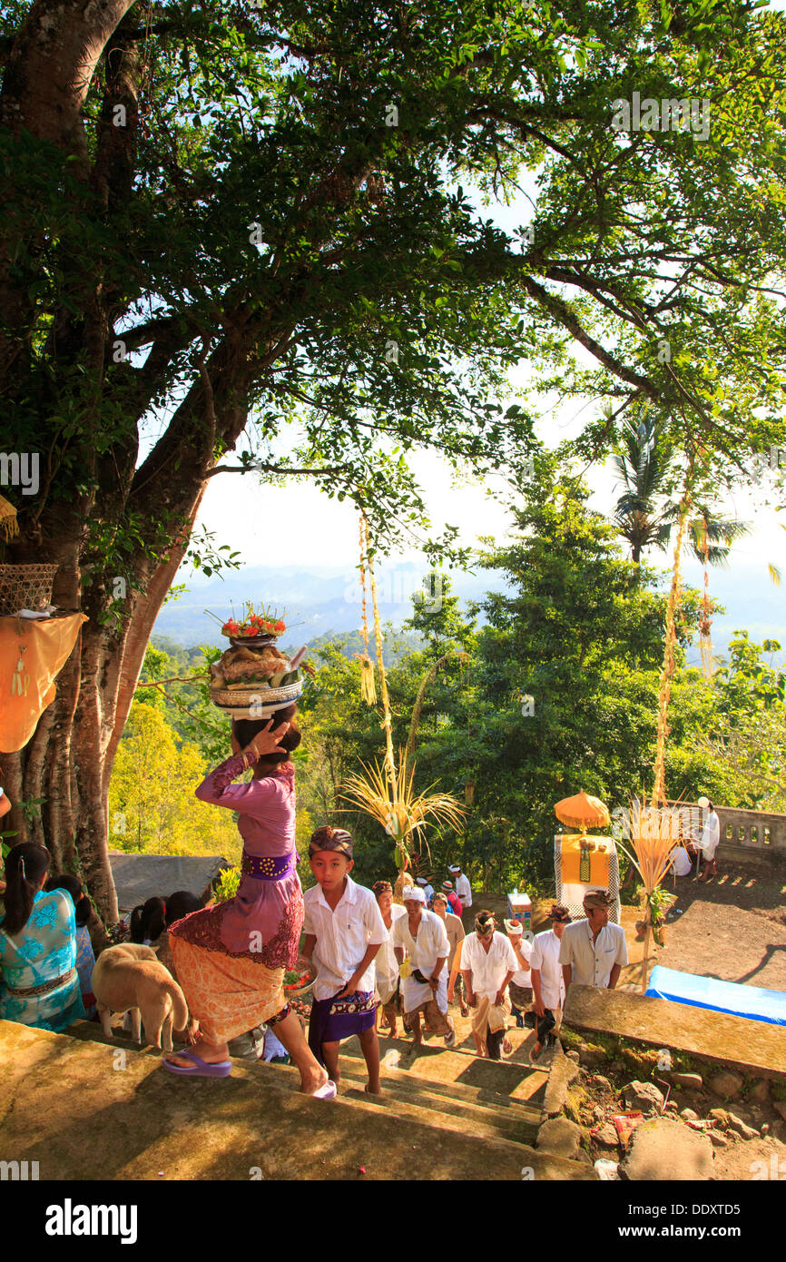 Indonesien, Bali, Sidemen, Pura Bukit Tageh Tempel, lokale Besucher feiern Stockfoto