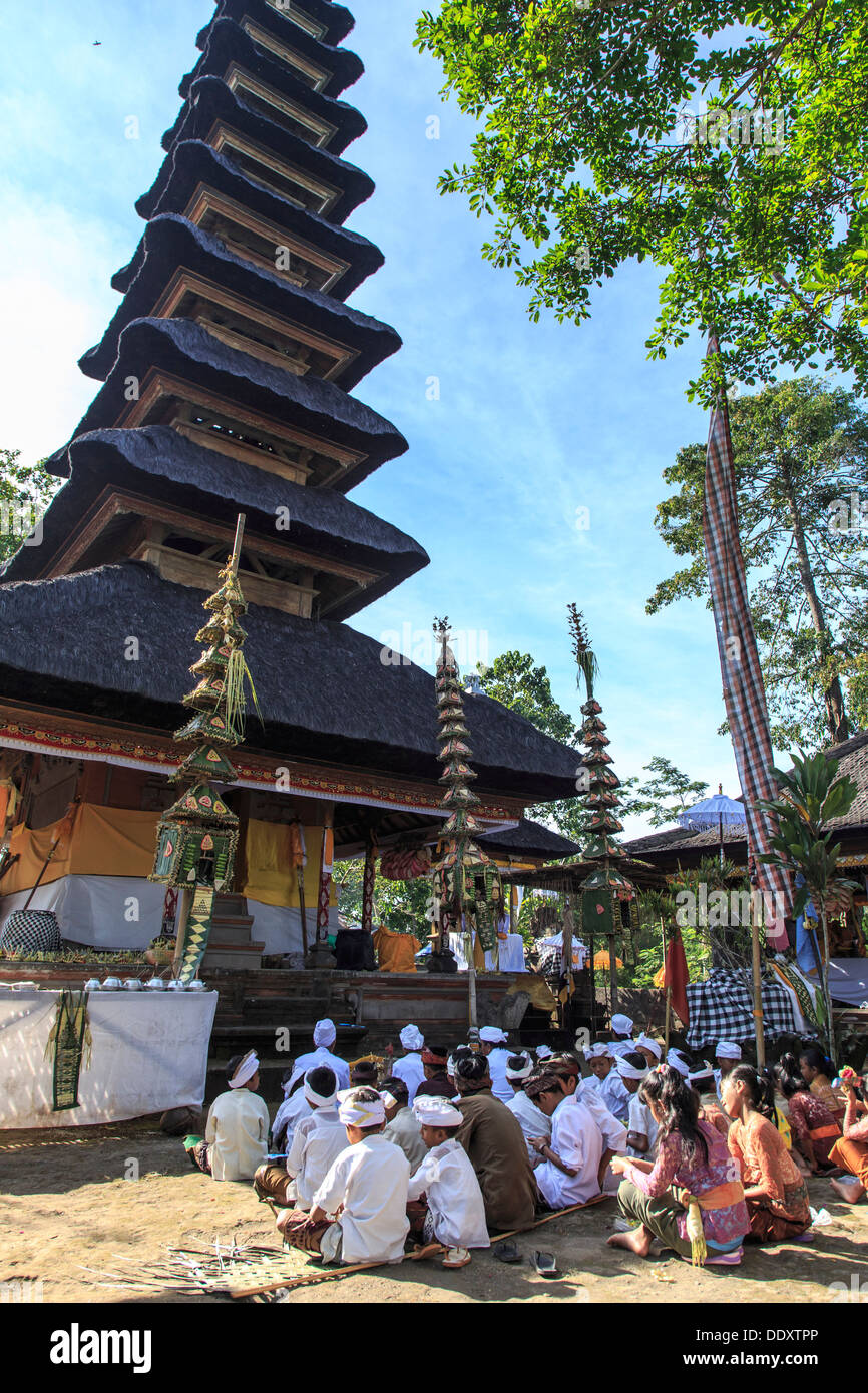 Indonesien, Bali, Sidemen, Pura Bukit Tageh Tempel, lokale Besucher feiern Stockfoto