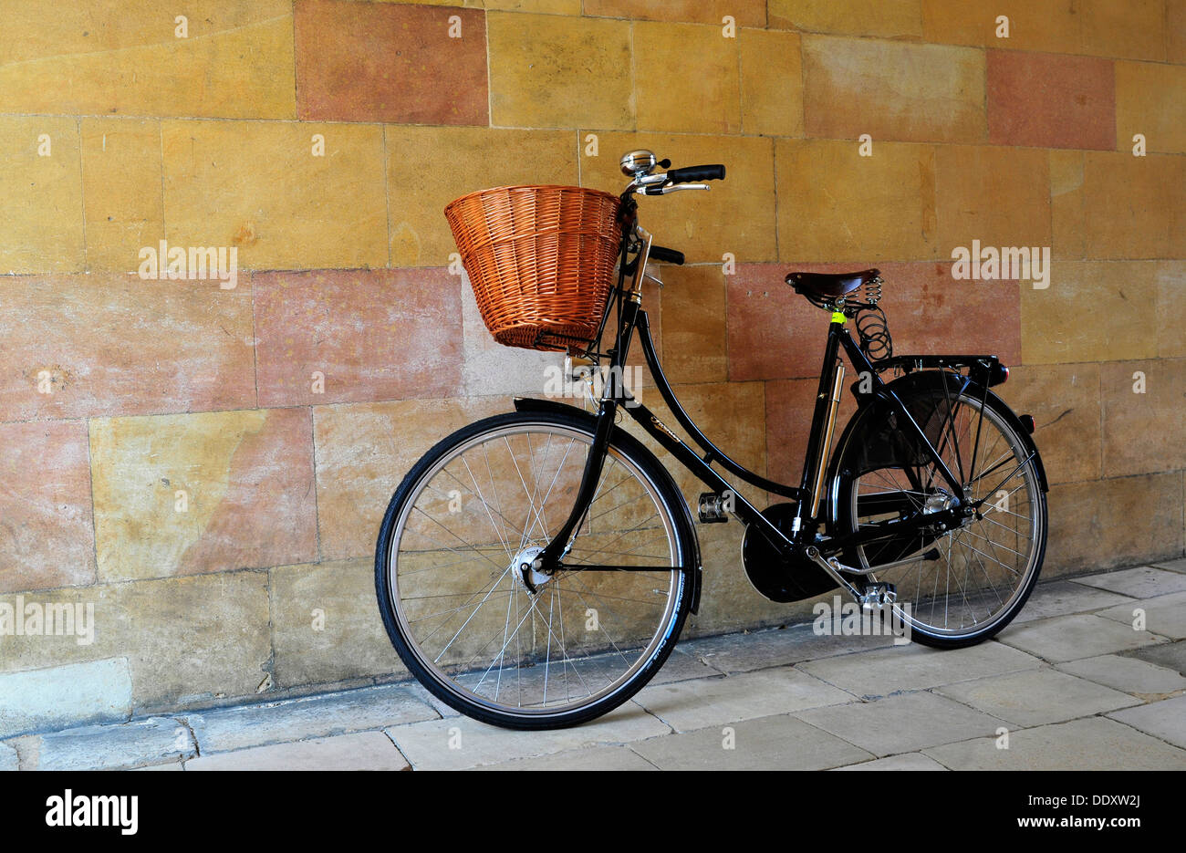 Geparkte Fahrrad, Clare College in Cambridge, UK. Stockfoto