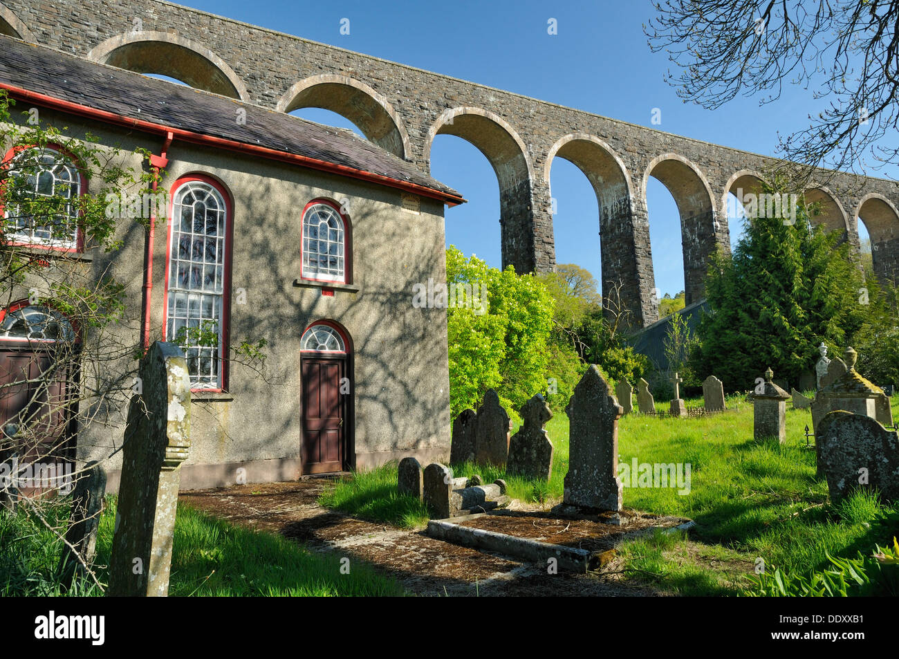 Gosener Kapelle gebaut 1844 und Cynghordy Viadukt auf Herz of Wales Railway gebaut 1867 mit 18 Bögen Stockfoto
