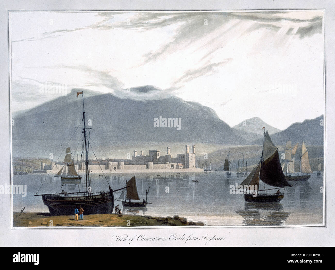 "Ansicht von Caernarvon Castle von Anglesea", Wales, 1814. Künstler: William Daniell Stockfoto