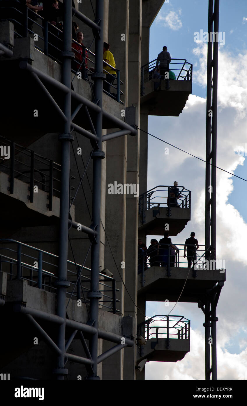 Menschen auf Treppen und Podeste im Twickenham Rugbystadion in Süd-West London England UK Stockfoto