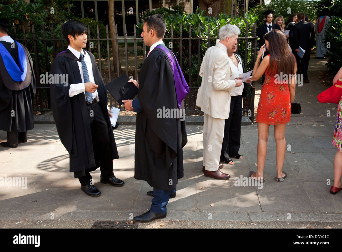Abschlussfeier für Universitätshochschule London Studenten, Bedford Square, London, England Stockfoto