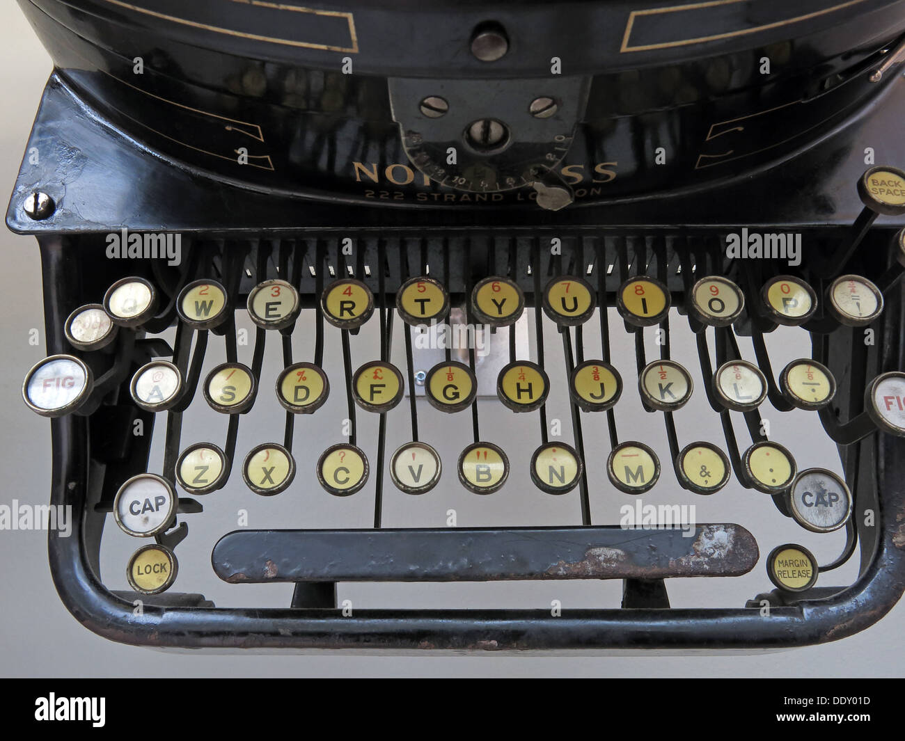 Alte klassische viktorianische Schreibmaschine Maschine. Schwarz mit Elfenbein-Tasten Stockfoto