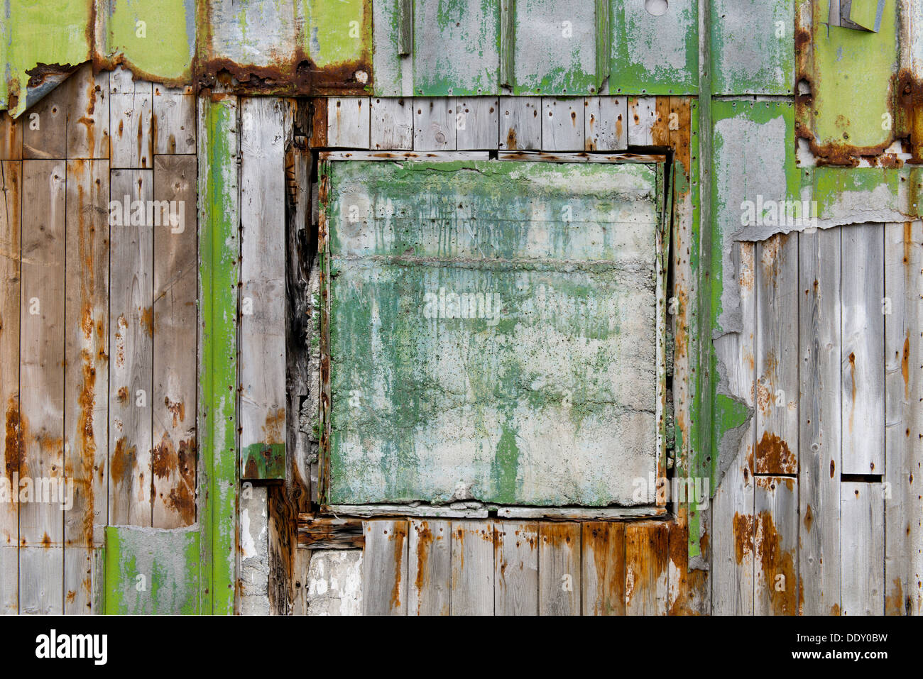 Rostig, hell grün trimmen auf Holz Wand Stockfoto