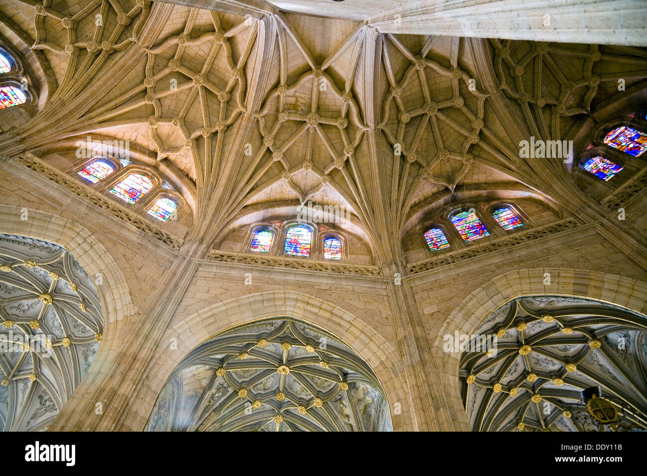 Bunte Glasfenster Stockfotos und -bilder Kaufen - Alamy