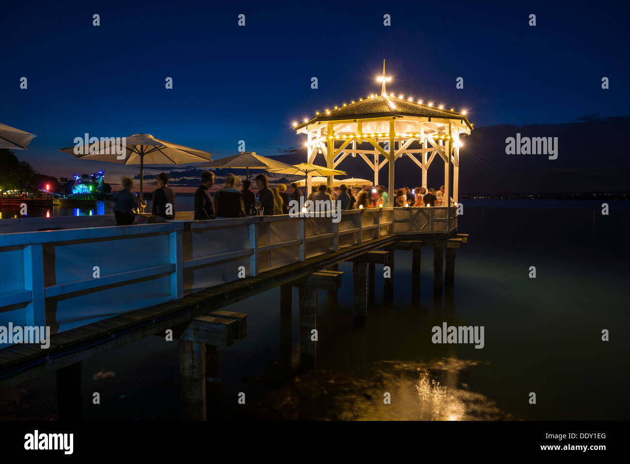 Pavillon mit Bar auf dem Bodensee, Nachtaufnahme Stockfoto