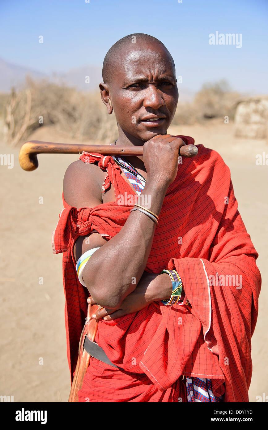 Maasai Mann hält ein traditionelles Hirten Stock Stockfoto