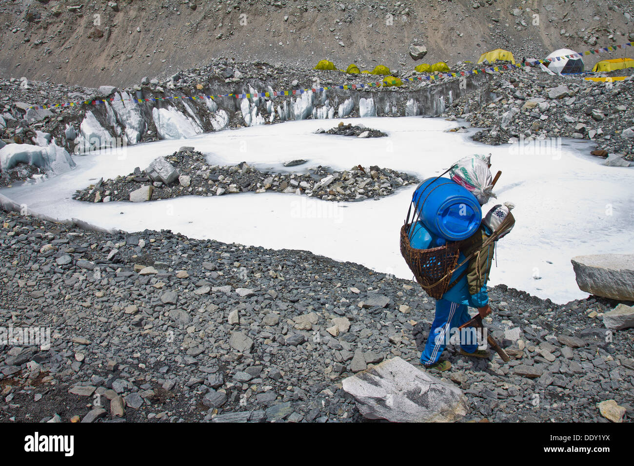 Ein Portier im Mount Everest base Camp in Nepal, Asien Stockfoto