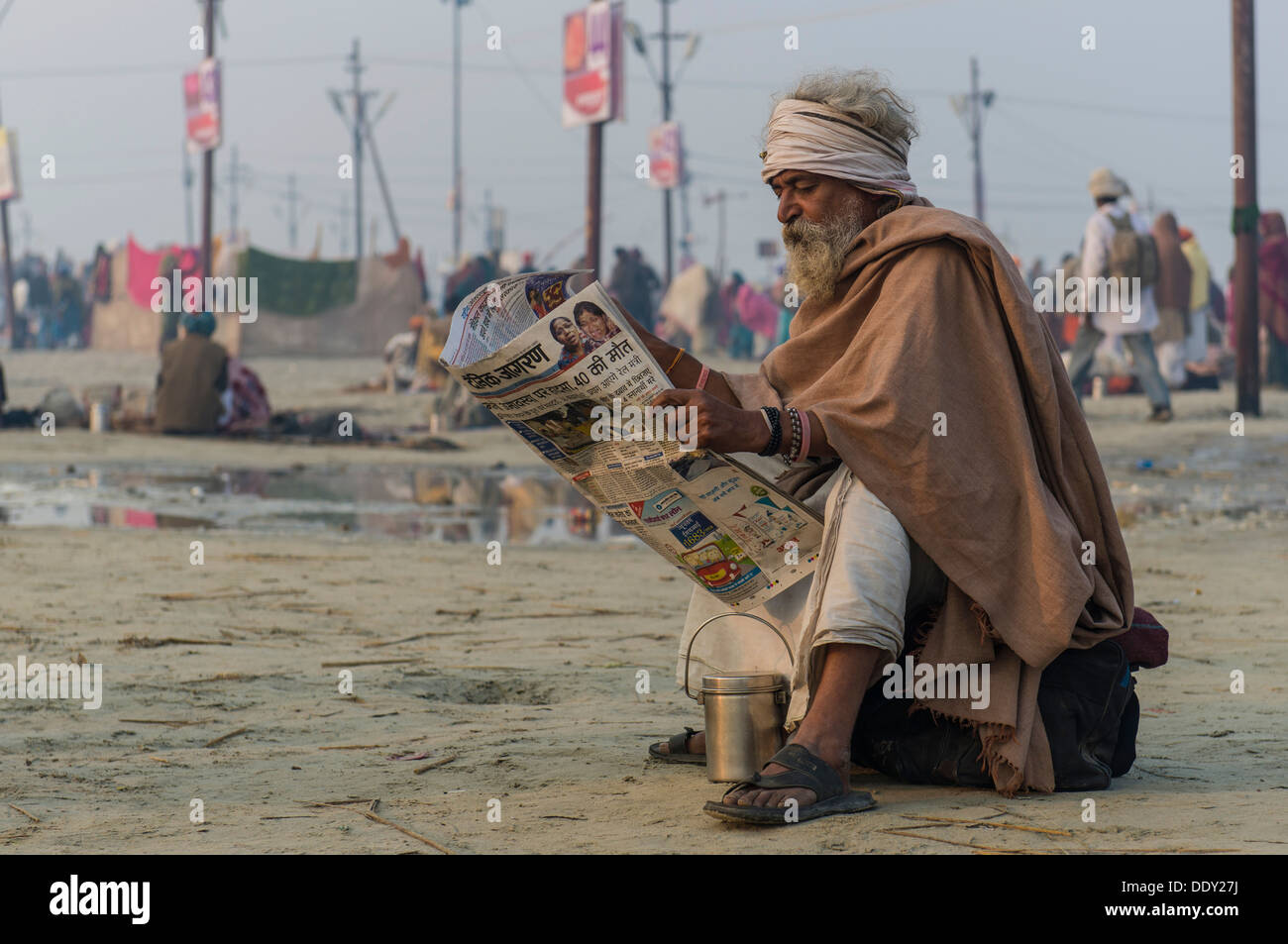 Pilger, die Zeitung am Morgen, während Kumbha Mela Stockfoto