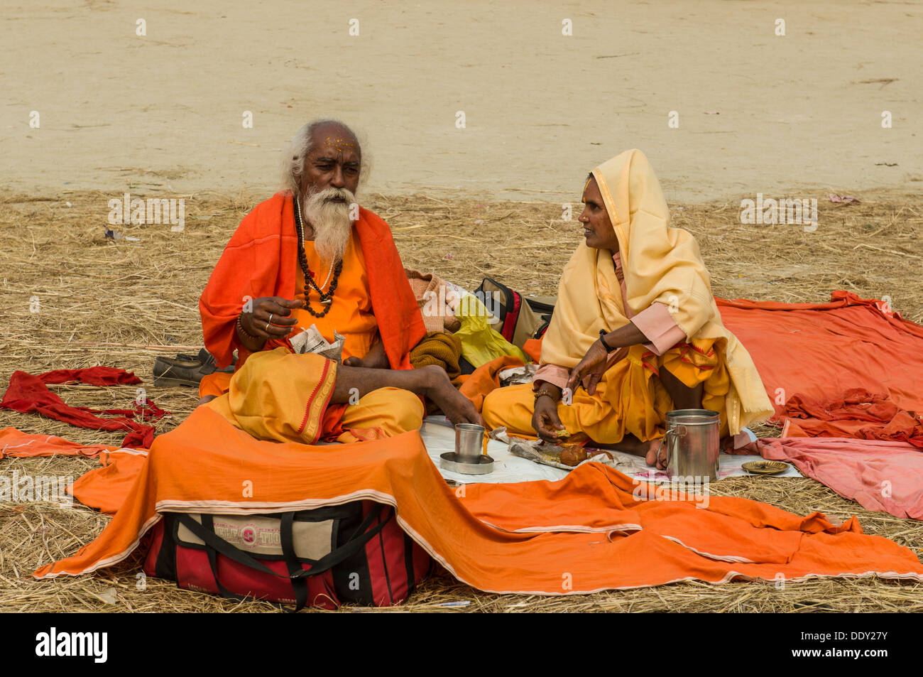 Mann und Frau Sittingat Sangam, dem Zusammenfluss der Flüsse Ganges und Yamuna Saraswati, während Kumbha Mela Stockfoto