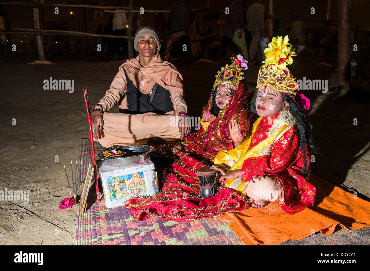 Kinder, verkleidet als Göttinnen, während Kumbha Mela Stockfoto