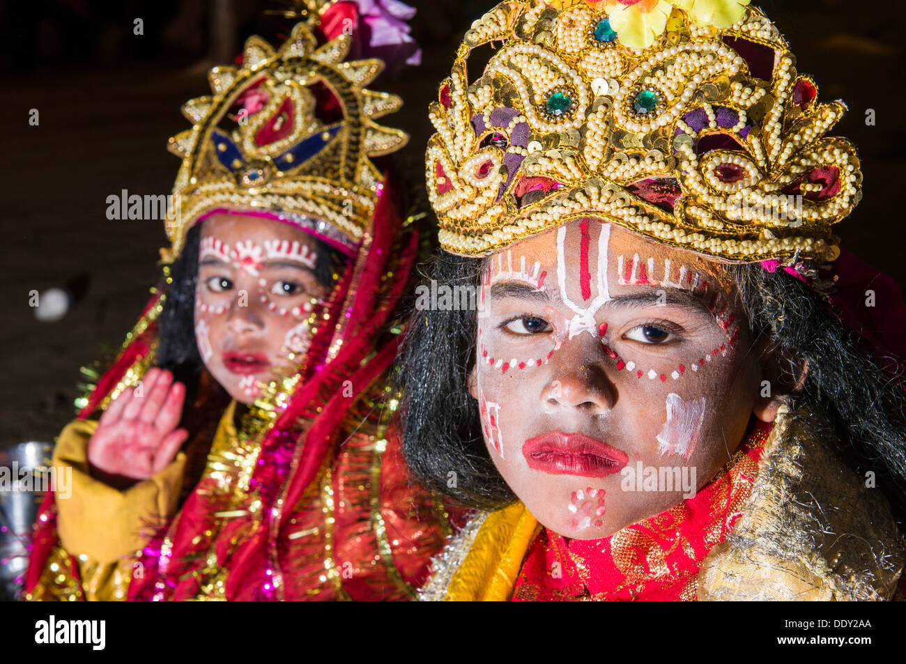 Kinder, verkleidet als Göttinnen, während Kumbha Mela Stockfoto