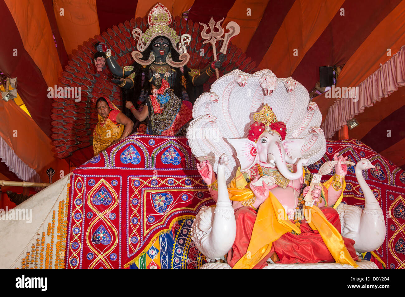 Statue des Gottes Ganesha in einem Zelt, während Kumbha Mela Stockfoto