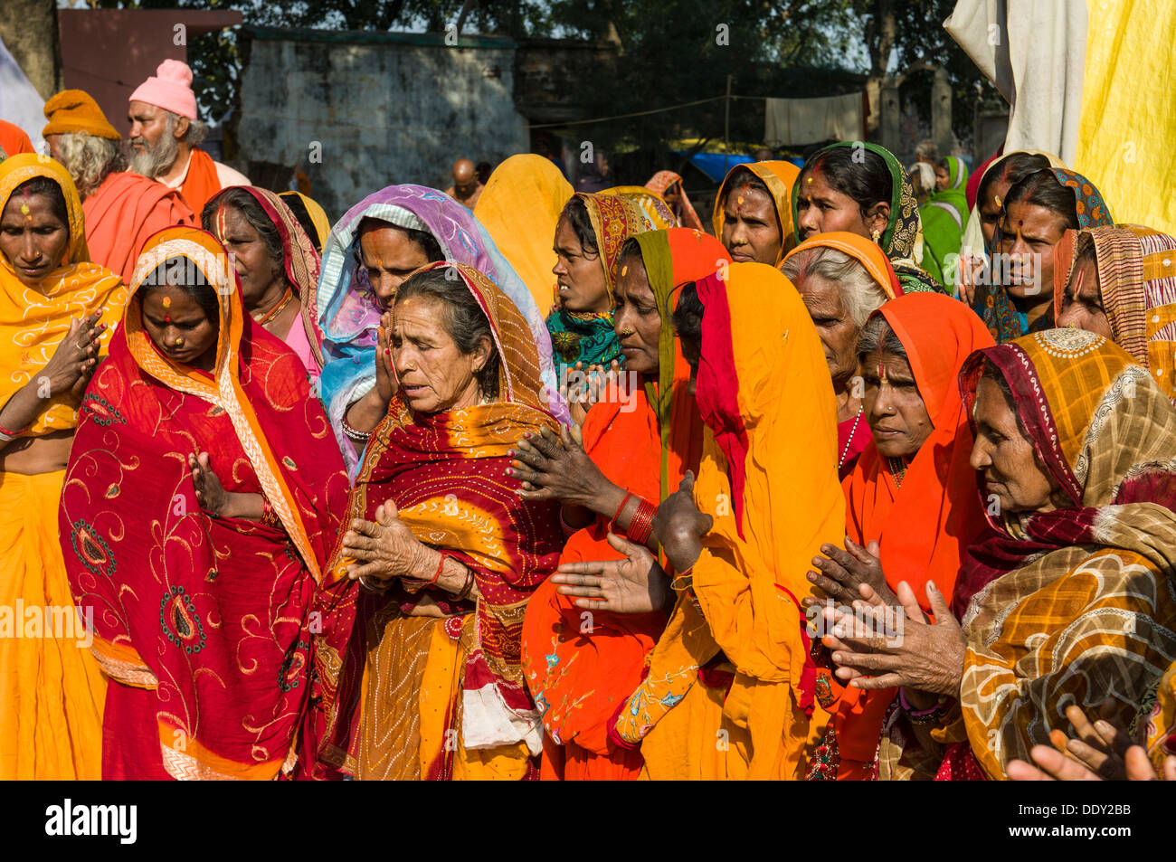 Gruppe von bunt gekleideten Frauen beten während Kumbha Mela Stockfoto