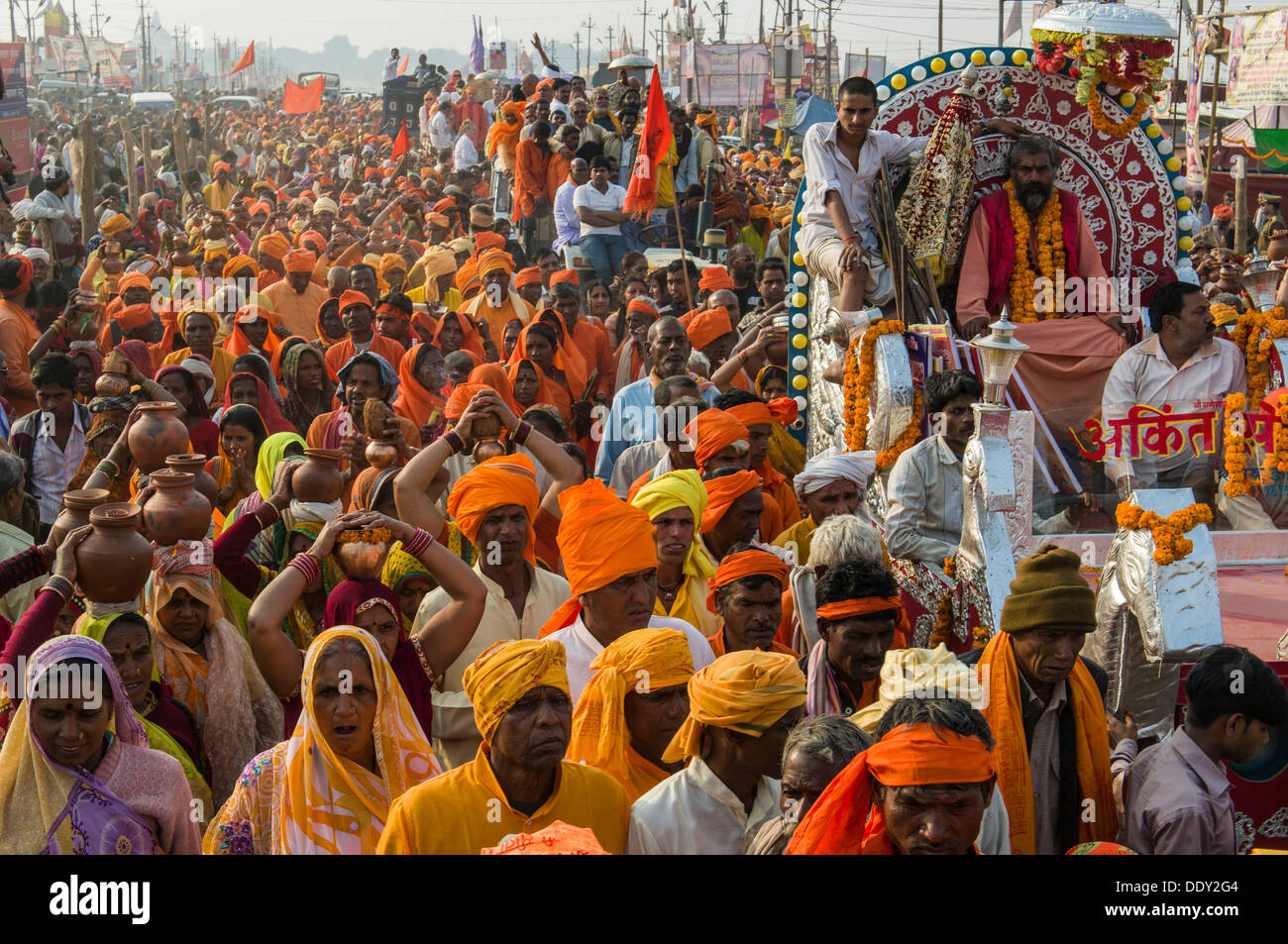 Prozession von Gläubigen während Kumbha Mela in Orange gekleidet Stockfoto