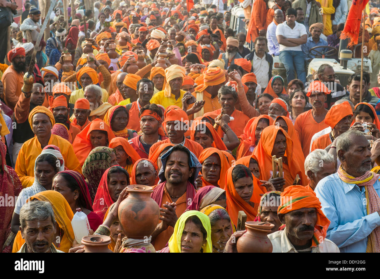 Prozession von Gläubigen während Kumbha Mela in Orange gekleidet Stockfoto