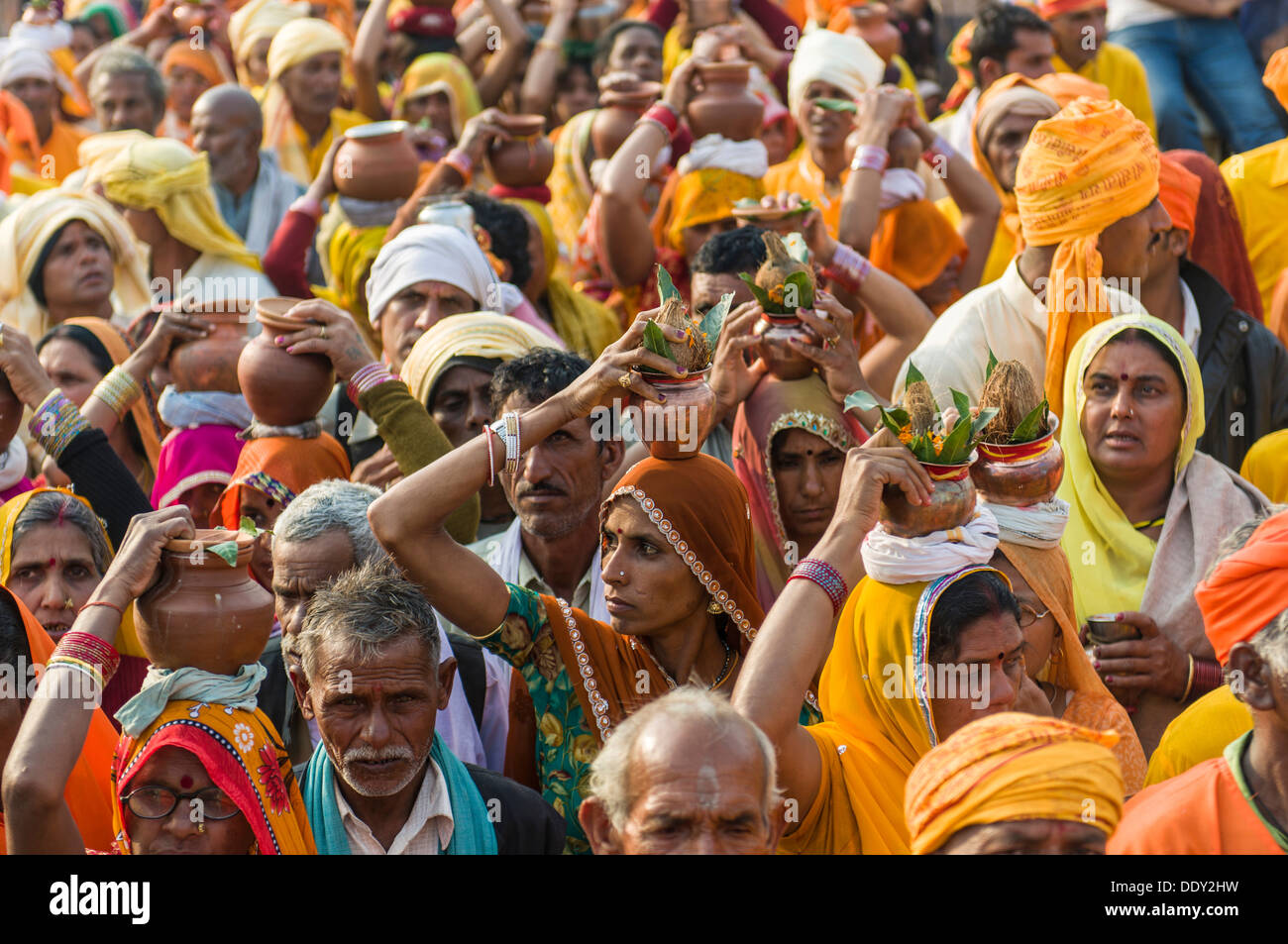 Prozession von Gläubigen während Kumbha Mela Stockfoto