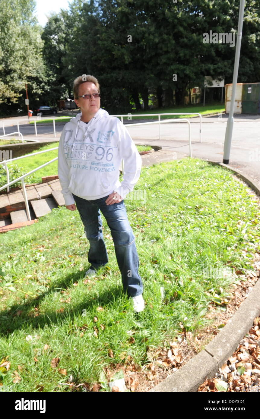 Swansea, Großbritannien. 8. September 2013. Im Bild: 47-jährige Sue (Susan) Cull auf dem Grün, wo sie durch ein Python in Swansea, Südwales gebissen wurde. Montag, 9. September 2013 Re: eine Frau aus Swansea wurde ins Krankenhaus nach gebissen von einem Python auf ihrem Weg nach Hause von einem Curry-Restaurant. Sue (Susan) Cull wurde angegriffen, als Polizei die acht Fuß lange Schlange in Griffith John Street, im Bereich Dyfatty Jagd wurden. 47-Year-Old, nahm eine Abkürzung über den Rasen in der Nähe, wo sie lebte, als sie plötzlich eine stechende Gefühl auf beiden Beinen spürte. Bildnachweis: D Legakis/Alamy Live-Nachrichten Stockfoto