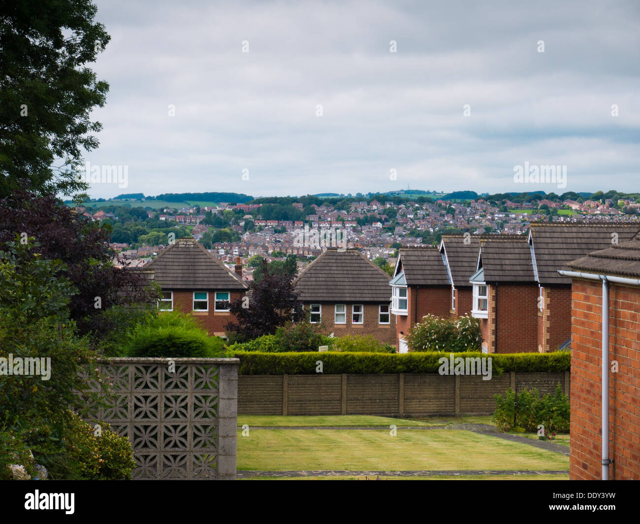 Blick auf die Stadt Belper von einem Garten. Stockfoto