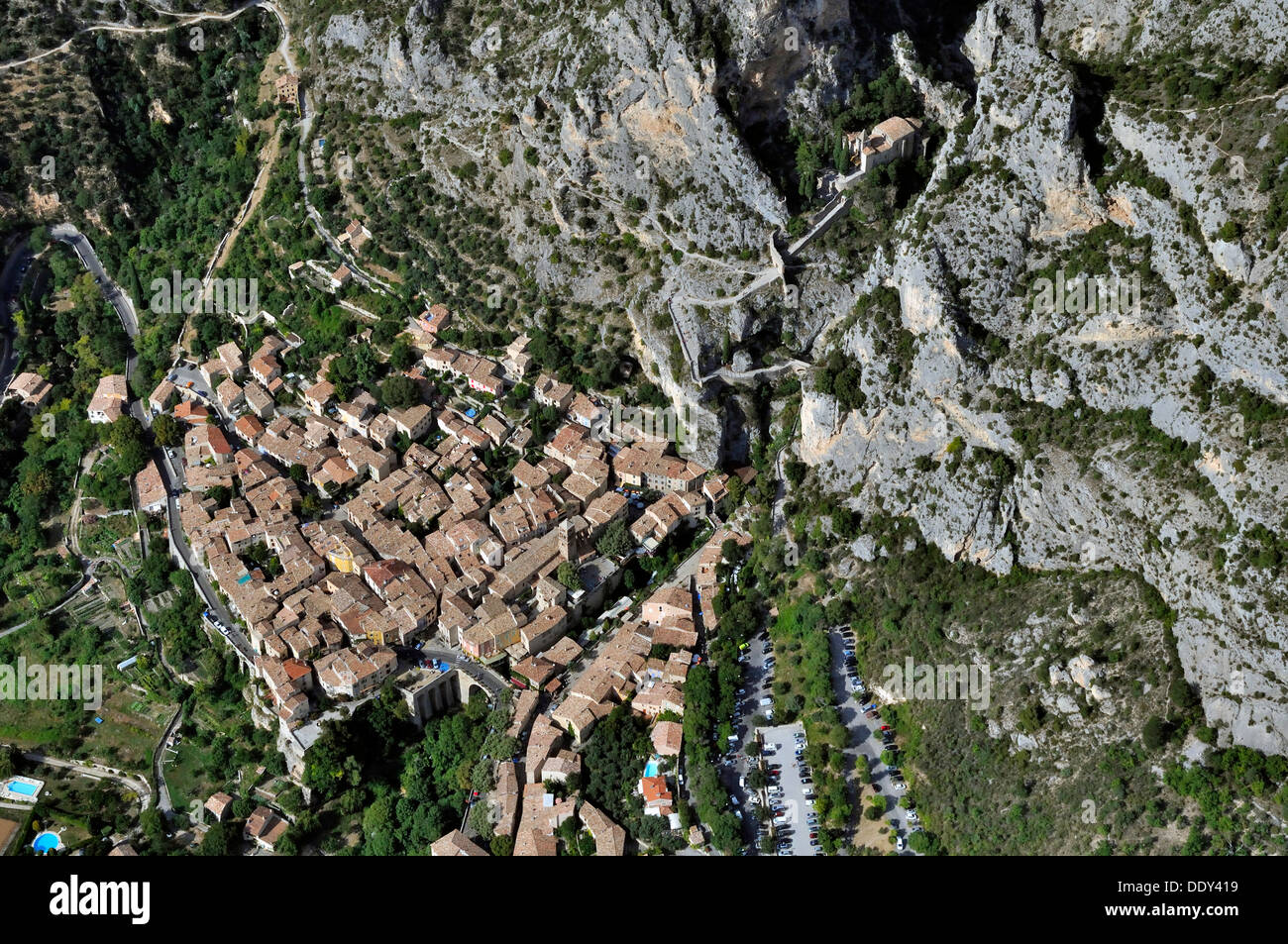 Dorf von Moustiers-Sainte-Marie, Luftbild Stockfoto