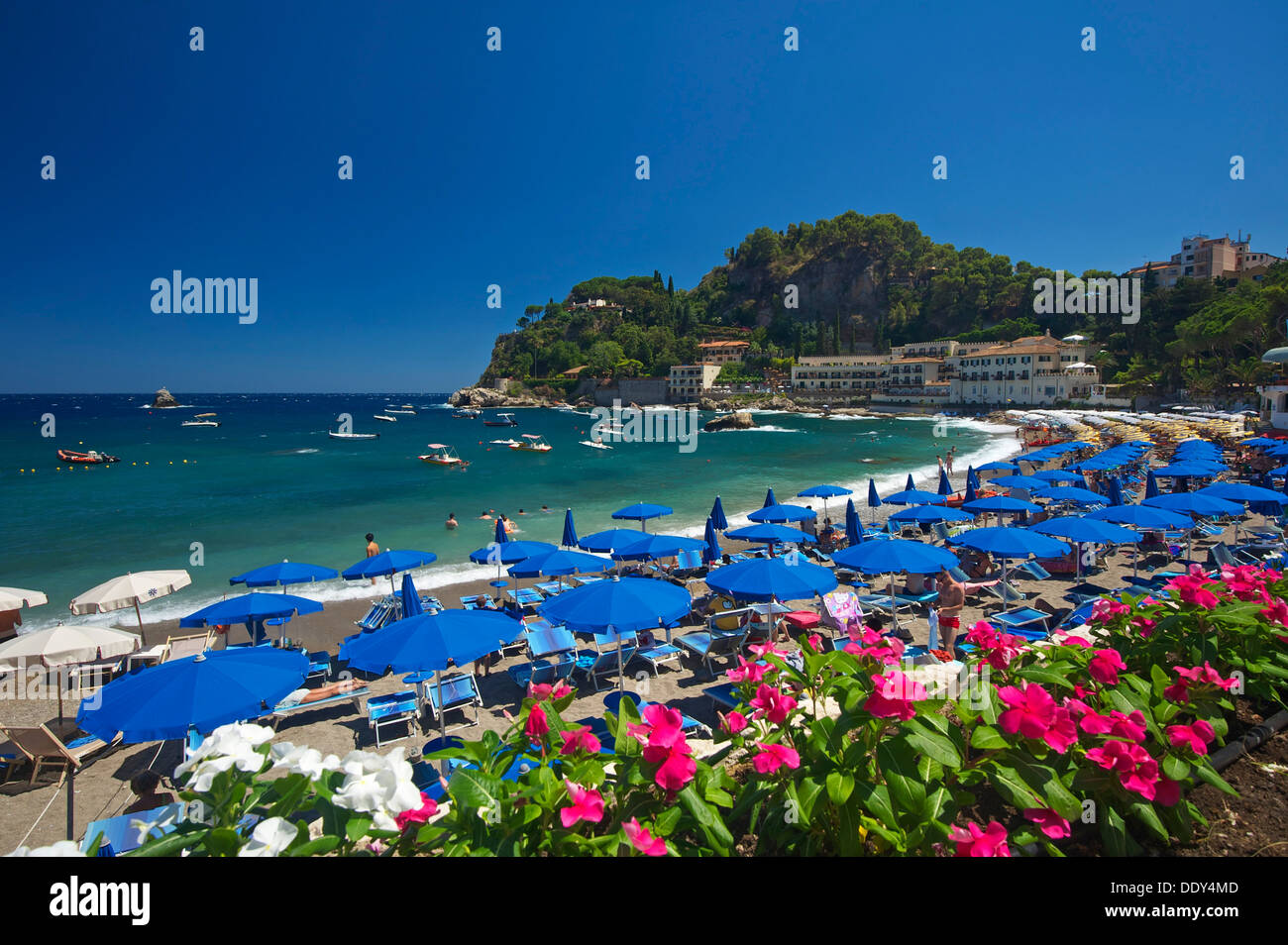 Touristen auf den Strand, Sonnenschirme und Sonne liegen ...