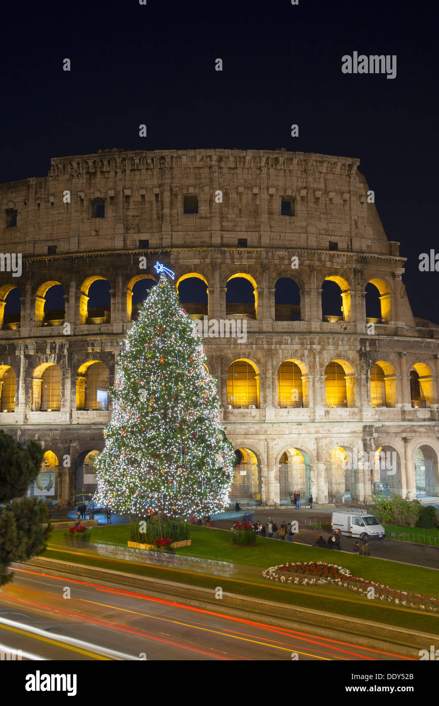 Kolosseum zu Weihnachten bei Nacht, Rom, Italien Stockfoto