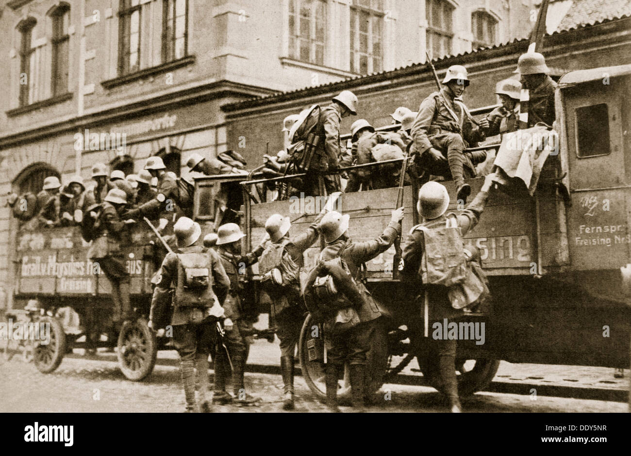 SA-Truppen Klettern in LKW, Deutschland, c1926. Künstler: unbekannt Stockfoto