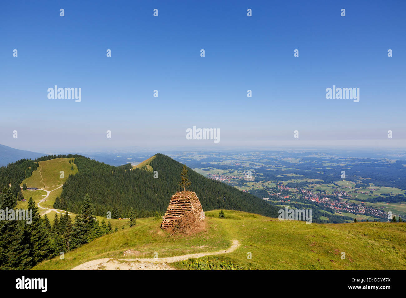 Blick vom Hinteren Hoernle Mountain über Mittleren Hoernle Berg und Vorderes Hoernle Berg, Bad Kohlgrub auf der rechten Seite Stockfoto