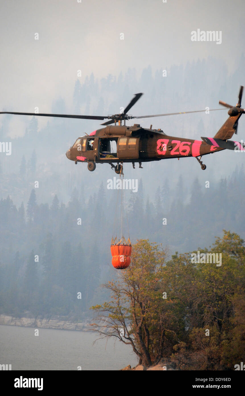 Ein Armee Black Hawk Hubschrauber nähert sich die Cherry Lake Dam um einen Hubschrauber-Eimer zur Unterstützung der Rim-Feuer während der Brandbekämpfung 29. August 2013 in der Nähe von Yosemite, CA zu füllen. Stockfoto