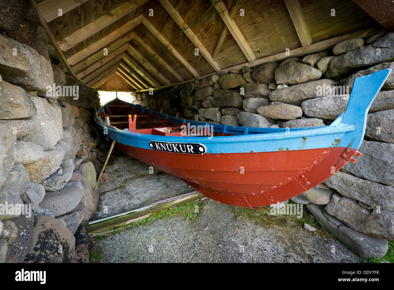 Traditionelles Boot in einem Schuppen Stockfoto
