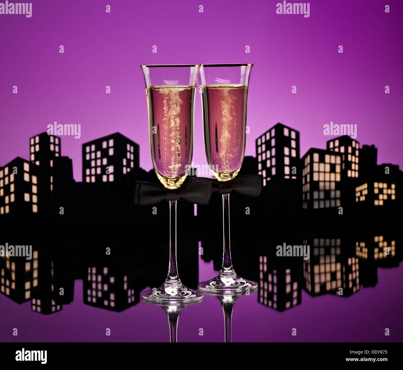 Metropole-Champagner-cocktail inmitten der Stadt skyline Stockfoto