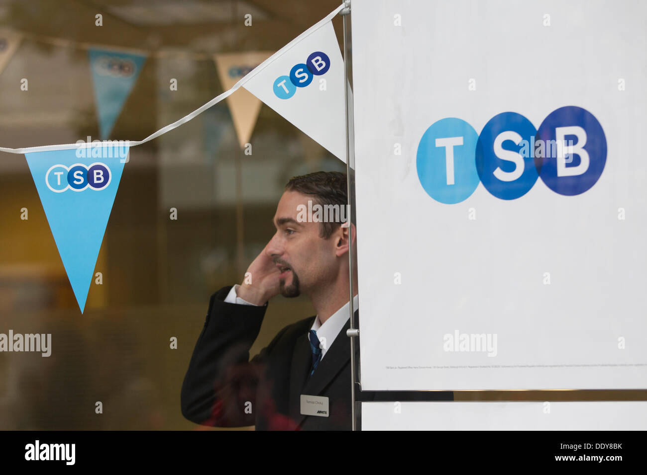 London, UK. 9. September 2013. TSB-Start von Lloyds Banking Group, Baker Street, London. Mehr als 600 Filialen und 8 Millionen Konten wurden von Lloyds unterteilt, um europäischen Wettbewerbsregeln gerecht zu werden. TSB Chief Executive Officer Paul Pester eröffnet eine Filiale in London an den Ufern erste Tag des Handels. Bildnachweis: Jeff Gilbert/Alamy Live-Nachrichten Stockfoto