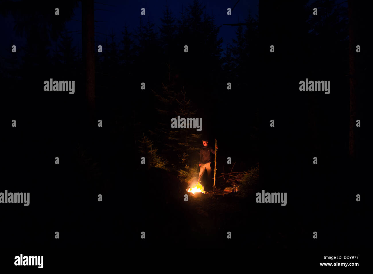 Eine Nacht am Lagerfeuer im Šumava, natürliche Schutzgebiet, Tschechien. Stockfoto