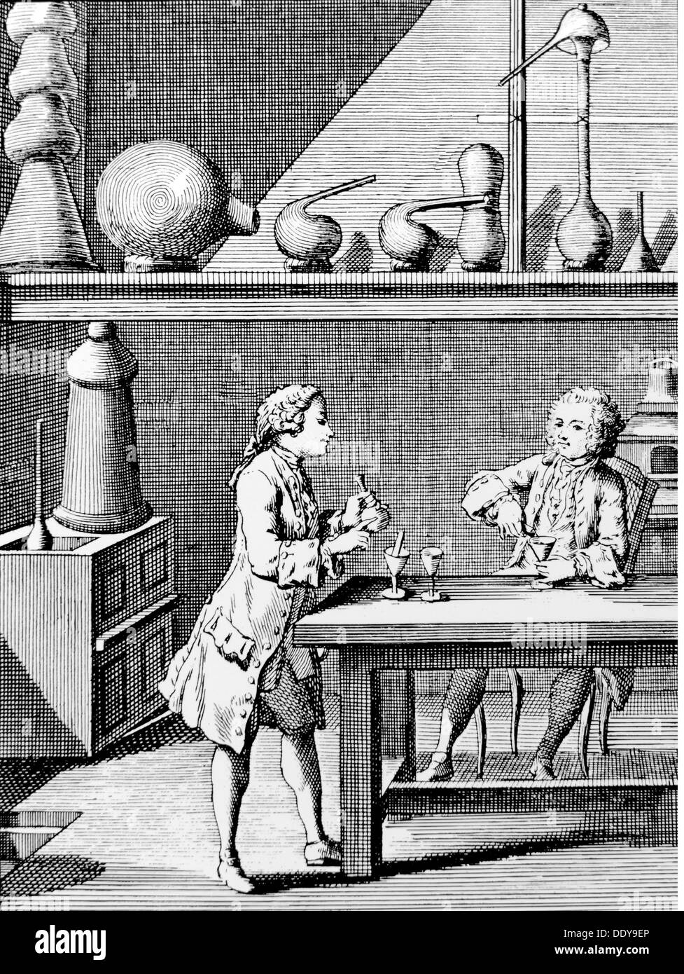 Medizin, Apotheke, Apotheke, Labor, Kupferstich, 18. Jahrhundert, 18. Jahrhundert, Grafik, Grafiken, Beruf, Berufe, Apotheke, Apotheker, Apotheker, Drogisten, Apotheker, Pharmazeuten, Apotheker, Drogisten, Regal, Regale, halbe Länge, Sitzen, Sitzen, Labor, Labor, Übungen, Labore, Tisch, Tische, Schiff, Schiffe, Gläser, Mischung, Mischen, Arzneimittel, Medikament, Arzneimittel, Medikamente, Pillen, Tabletten, Pillen, Tabletten, Pharmazie, pharmazeutische Produkte, Vorbereitung, Compound, Arzneimittel, Heilmittel, Hilfsmittel, Pha, Artist's Urheberrecht nicht geklärt zu werden. Stockfoto