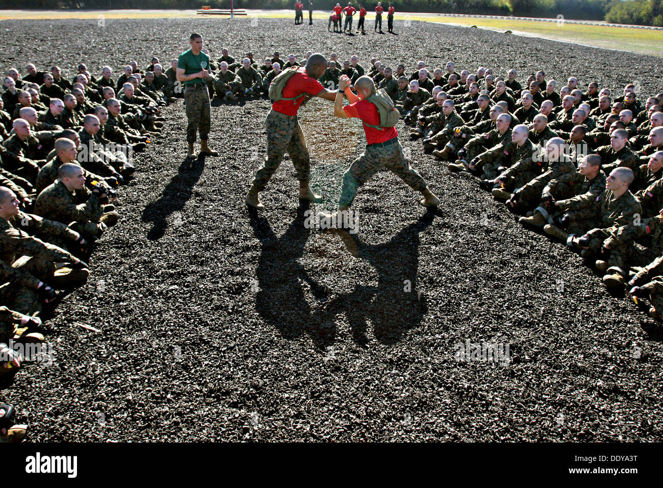 Marine Rekruten werden Marine Corps Martial Arts-Techniken durch ihre Bohrer Lehrer im Marine Corps zu rekrutieren Depot San Diego 7. Januar 2013 in San Diego, Kalifornien gezeigt. Stockfoto