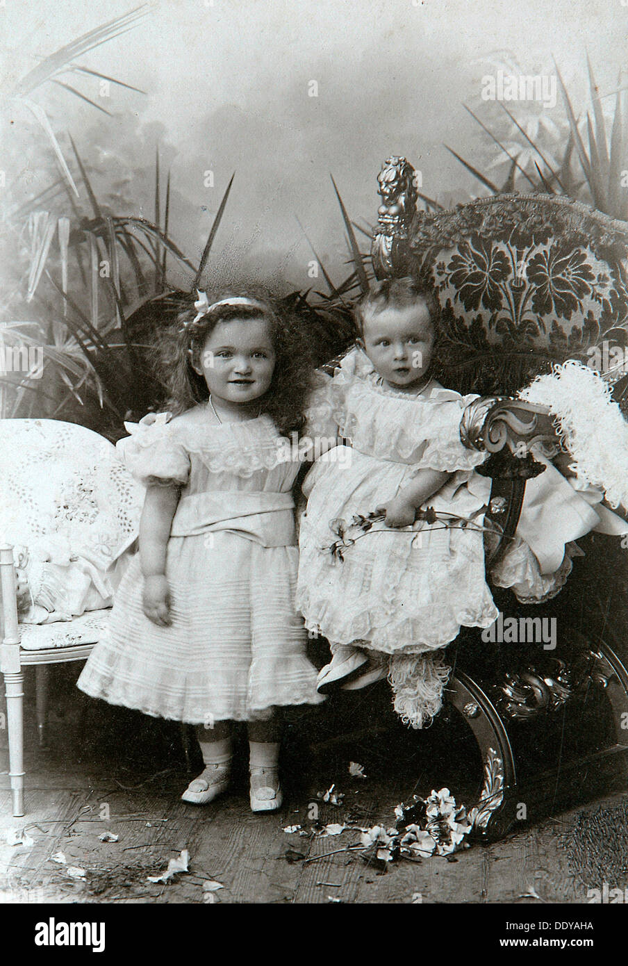 Grand Herzoginnen Olga Nikolaevna und Tatiana Nikolaievna Russlands, Ende des 19. Jahrhunderts. Künstler: K von Hahn Stockfoto