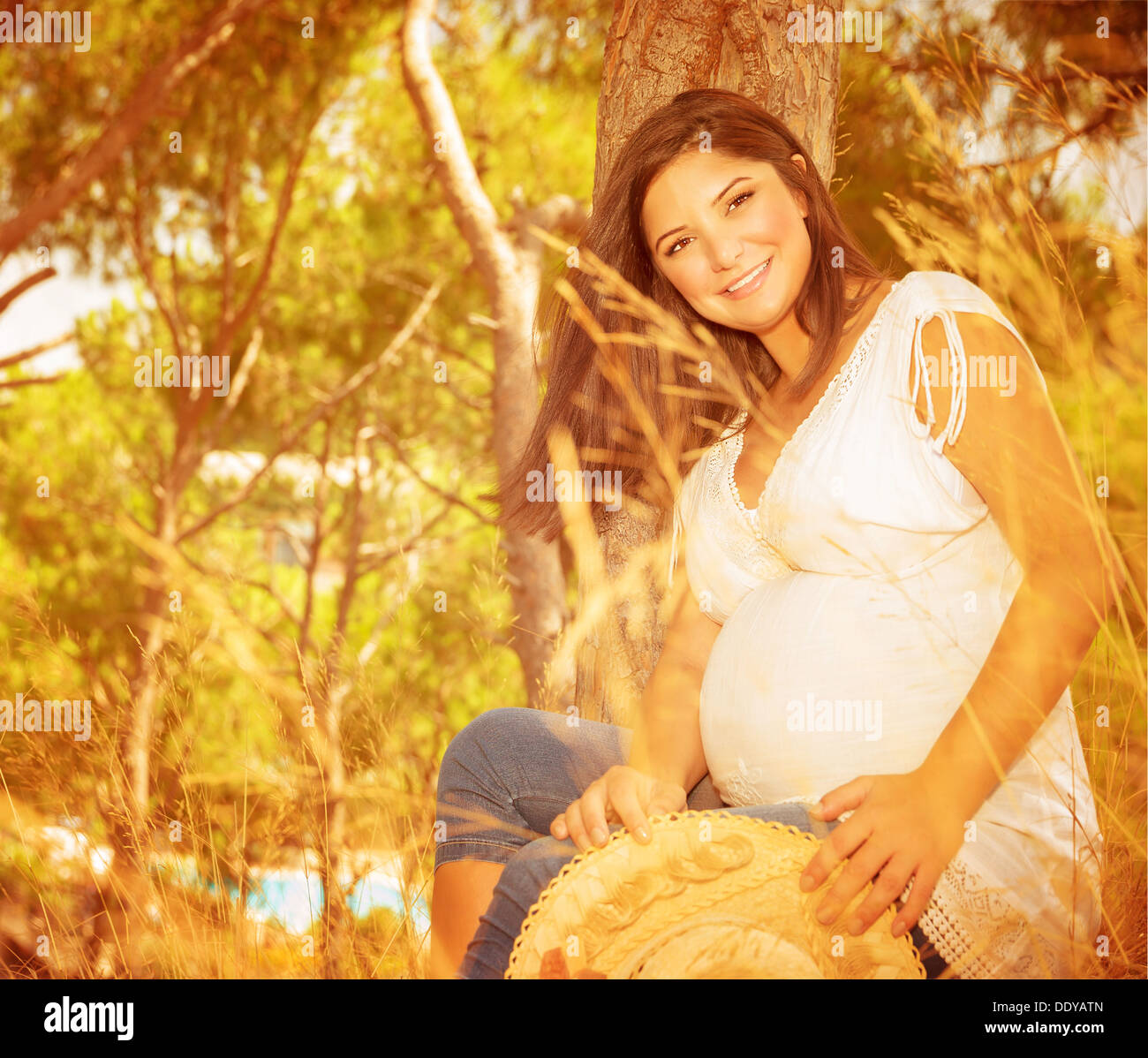 Werdende weiblich auf Hinterhof in warmer Herbsttag, glückliche Mutterschaft, Herbstsaison, warten auf ein Baby, neues Lebenskonzept Stockfoto